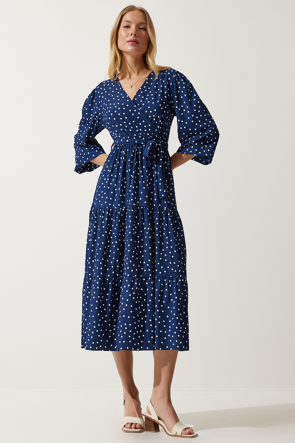 Happiness İstanbul Damska dzianinowa sukienka w granatowe kropki z owiniętym kołnierzykiem MC00265