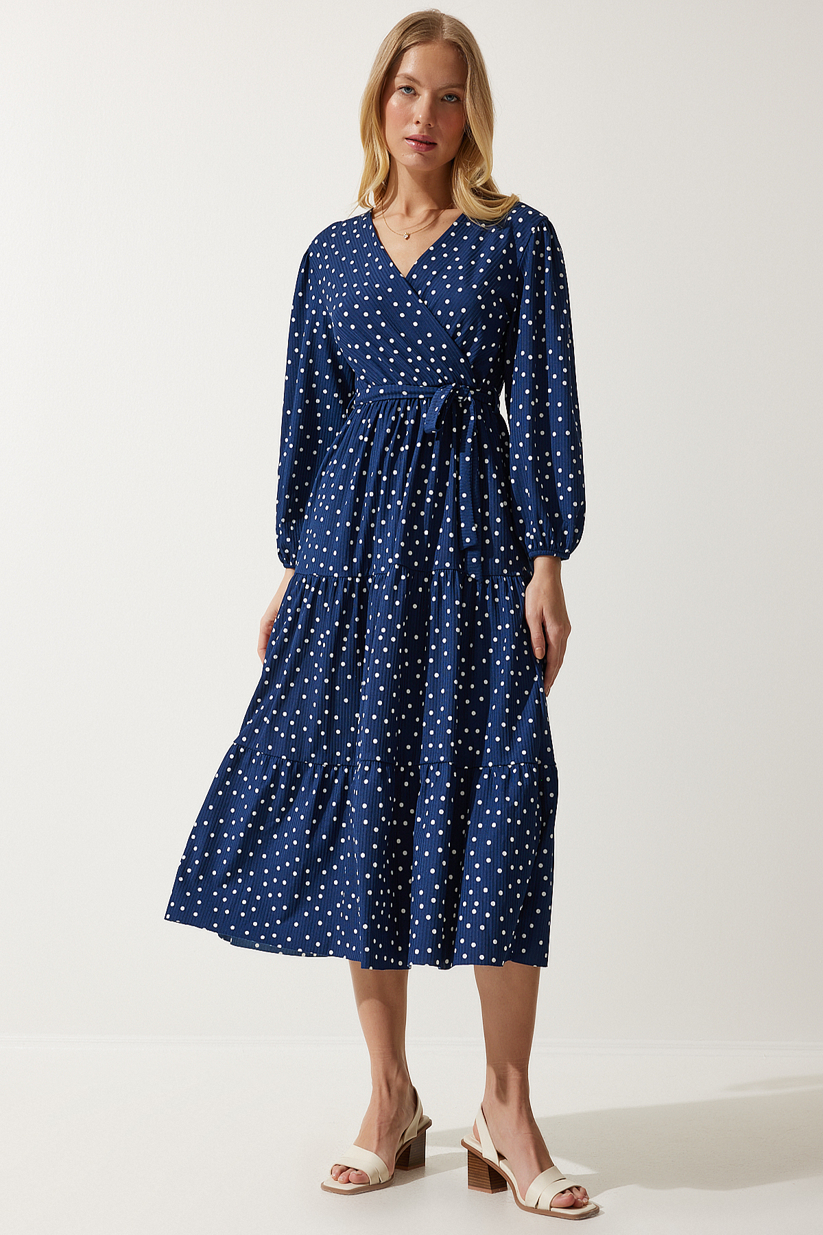 Happiness İstanbul Damska dzianinowa sukienka w granatowe kropki z owiniętym kołnierzykiem MC00265