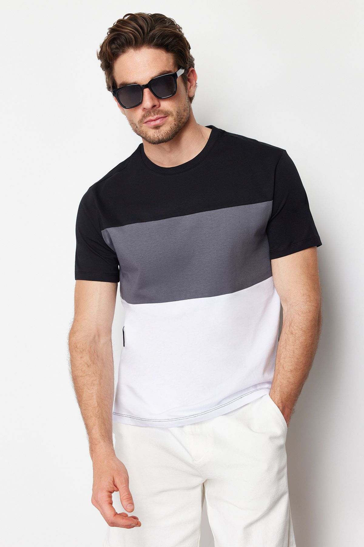 Trendyol Collection Czarna bawełniana koszulka z blokami kolorów – Regularny krój TMNSS24TS00076