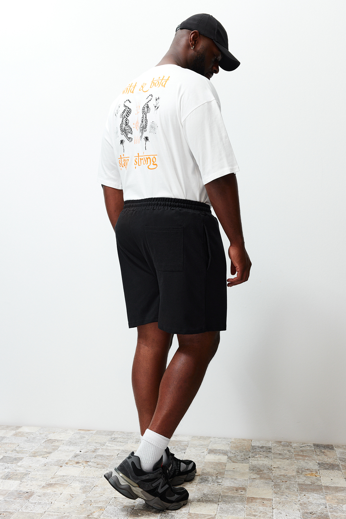 Trendyolmilla  Büyük Beden Siyah Regular/Normal Kesim Orta Boy Şehir Baskılı Lastik Belli Şort TMNSS23SR00044 - Görsel 7