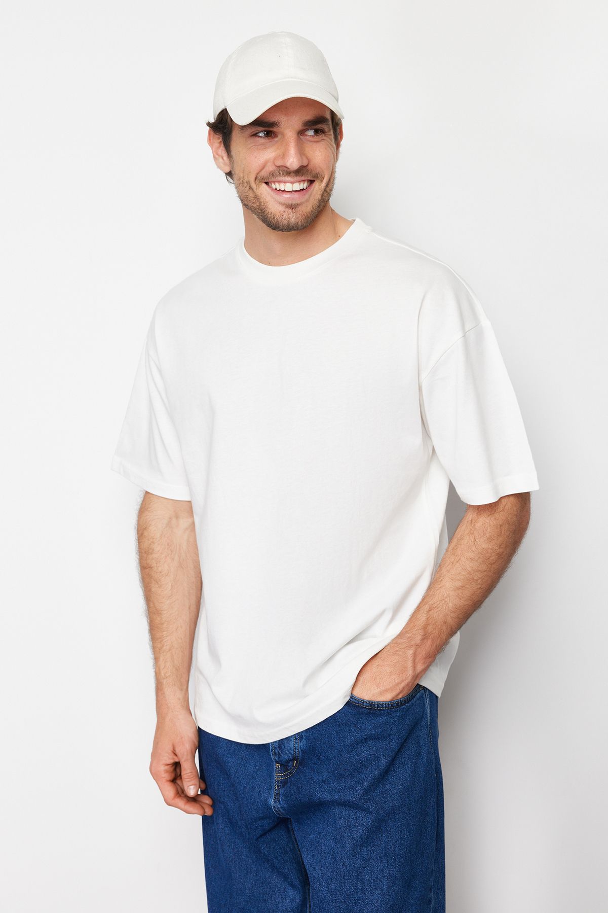 Trendyol Collection-Ecru Oversize bawełniany T-shirt z nadrukiem na plecach - TMNSS23TS00168 4