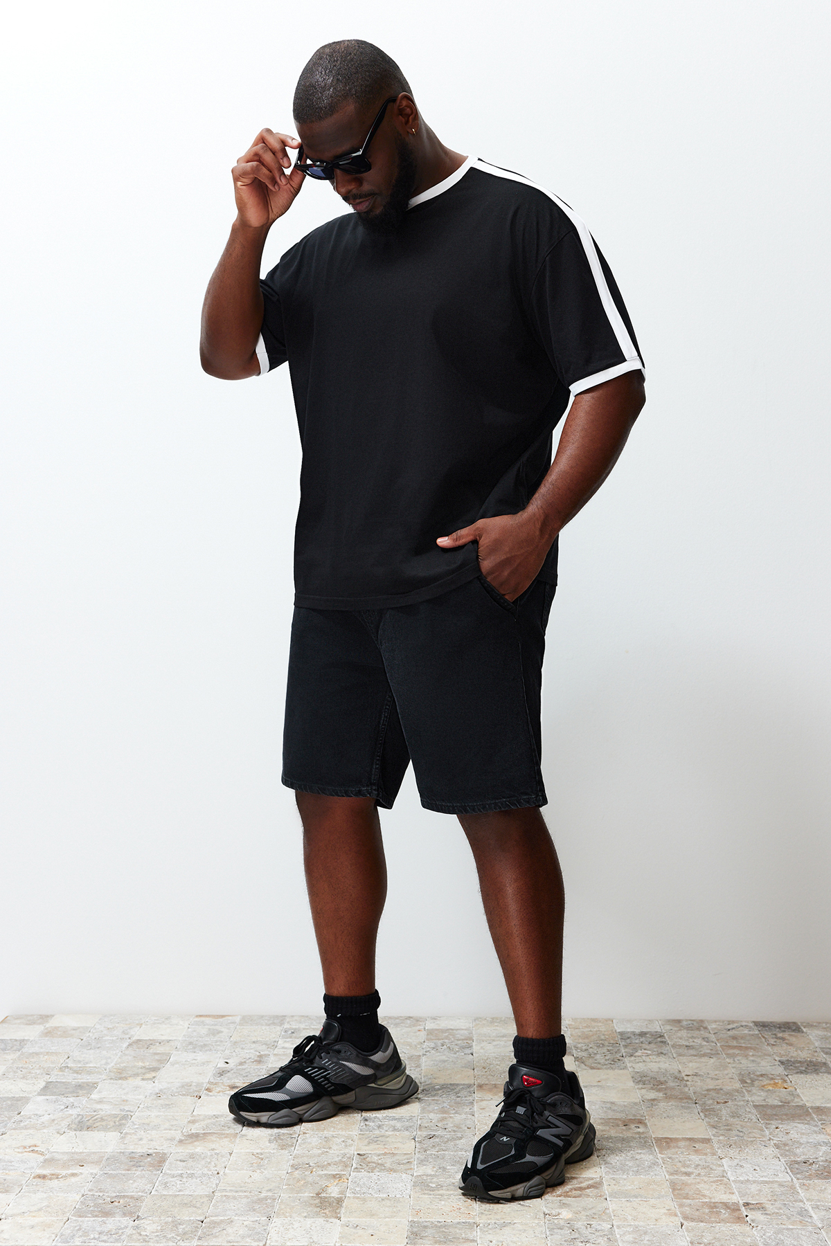 Trendyol Collection Plus Size Czarny Kontrastowy Oversize Bawełniany T-shirt - TMNSS24BF00033