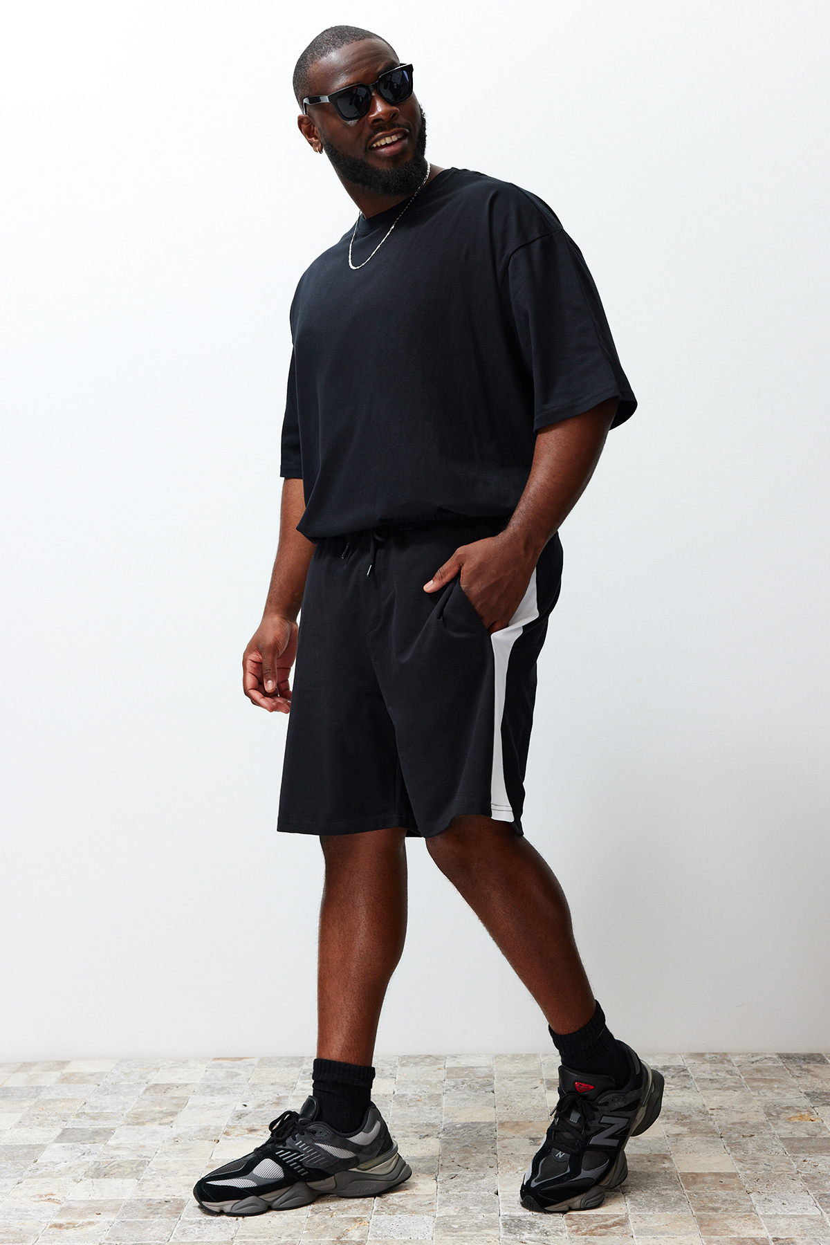 Trendyolmilla  Büyük Beden Siyah Regular/Normal Kesim Orta Boy Lastik Belli Renk Panelli Şort TMNSS23SR00046 - Görsel 2