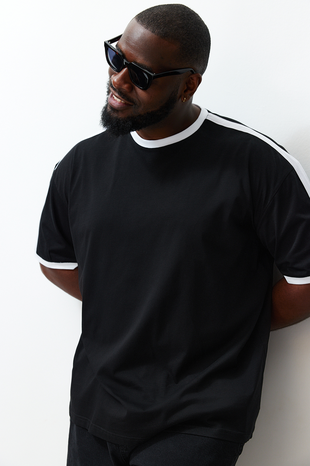 Trendyol Collection Plus Size Czarny Kontrastowy Oversize Bawełniany T-shirt - TMNSS24BF00033