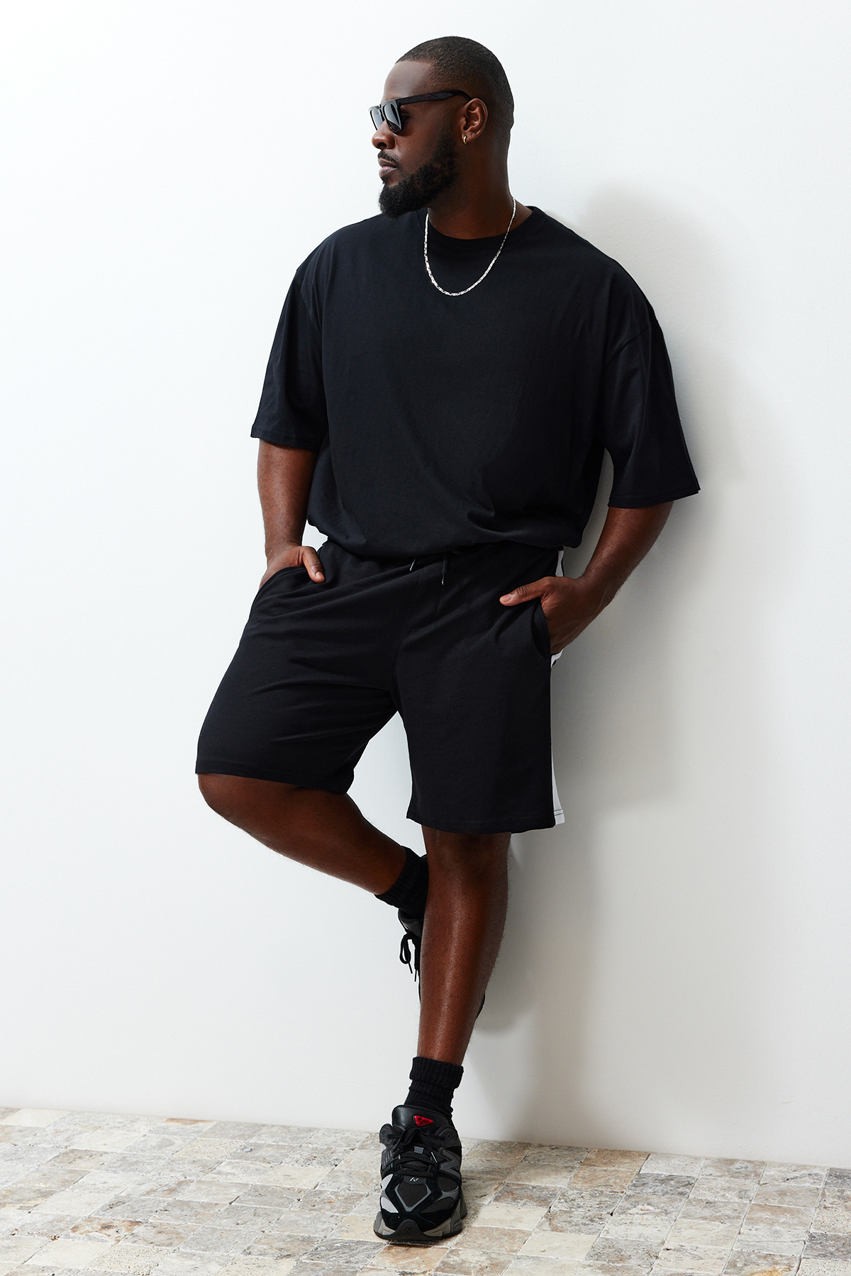 Trendyolmilla  Büyük Beden Siyah Regular/Normal Kesim Orta Boy Lastik Belli Renk Panelli Şort TMNSS23SR00046 - Görsel 4