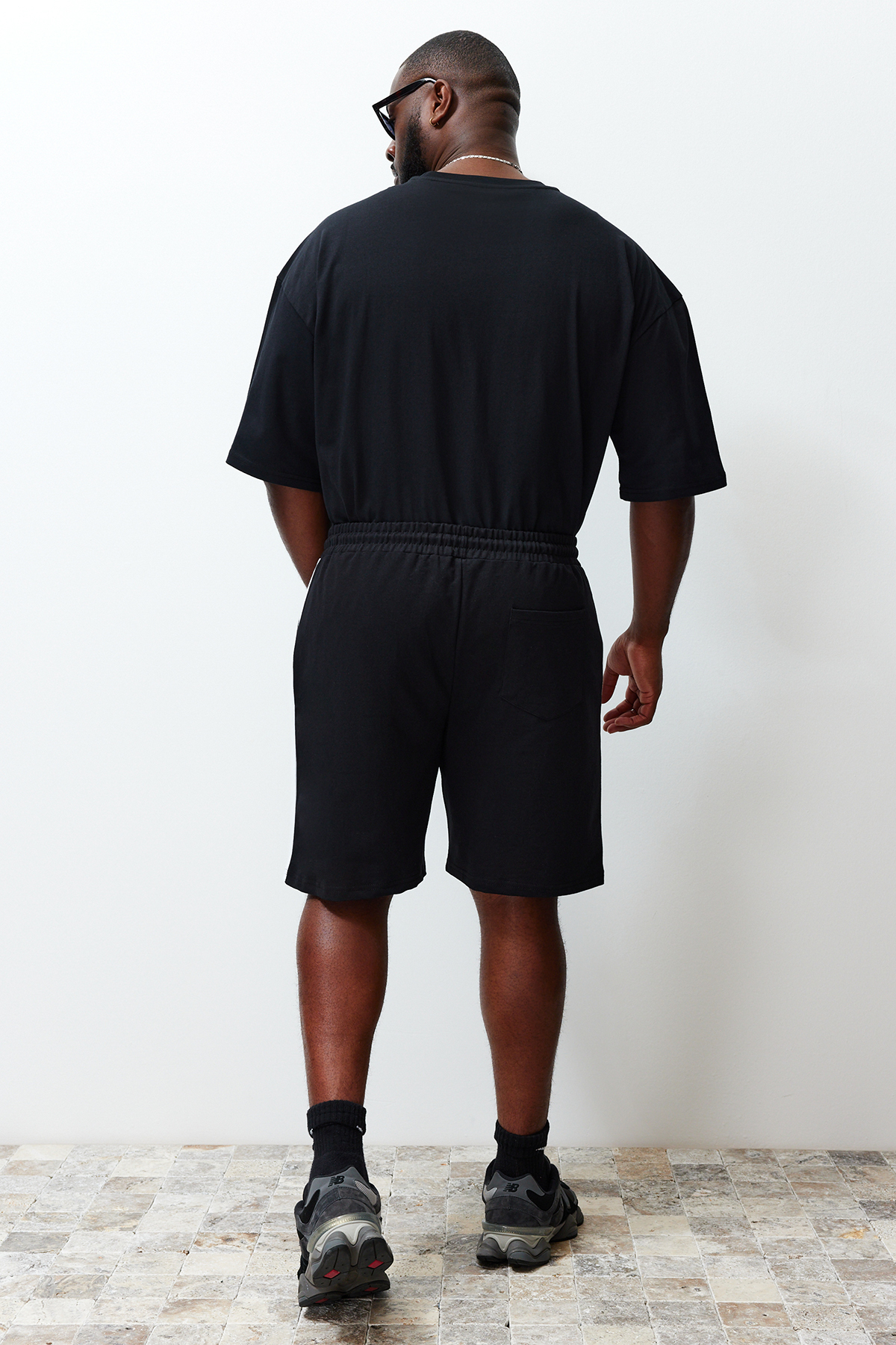 Trendyolmilla  Büyük Beden Siyah Regular/Normal Kesim Orta Boy Lastik Belli Renk Panelli Şort TMNSS23SR00046 - Görsel 6