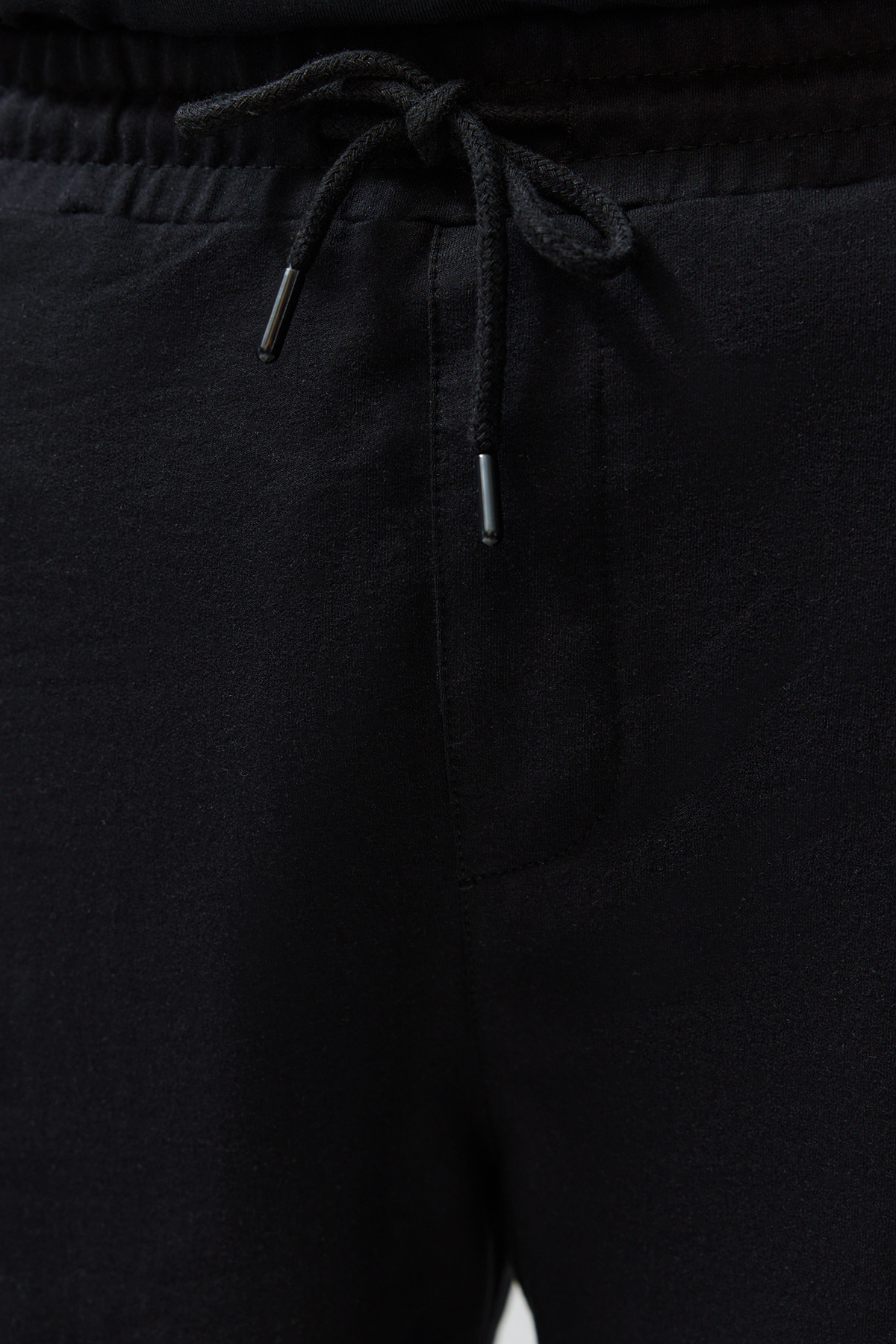 Trendyolmilla  Büyük Beden Siyah Regular/Normal Kesim Orta Boy Lastik Belli Renk Panelli Şort TMNSS23SR00046 - Görsel 5