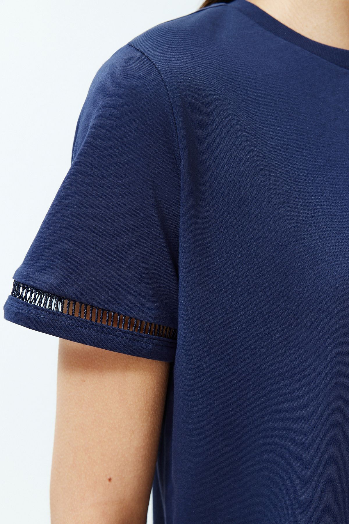 Trendyol Collection-Námořnická modrá 100% bavlna Vyšívané Detailní Základní pletené tričko s výstřihem TWOSS23TS00012 5