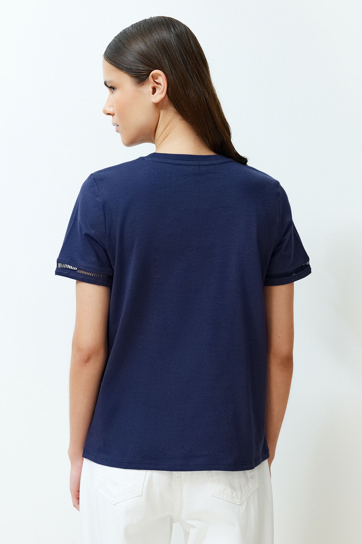 Trendyol Collection-Námořnická modrá 100% bavlna Vyšívané Detailní Základní pletené tričko s výstřihem TWOSS23TS00012 6