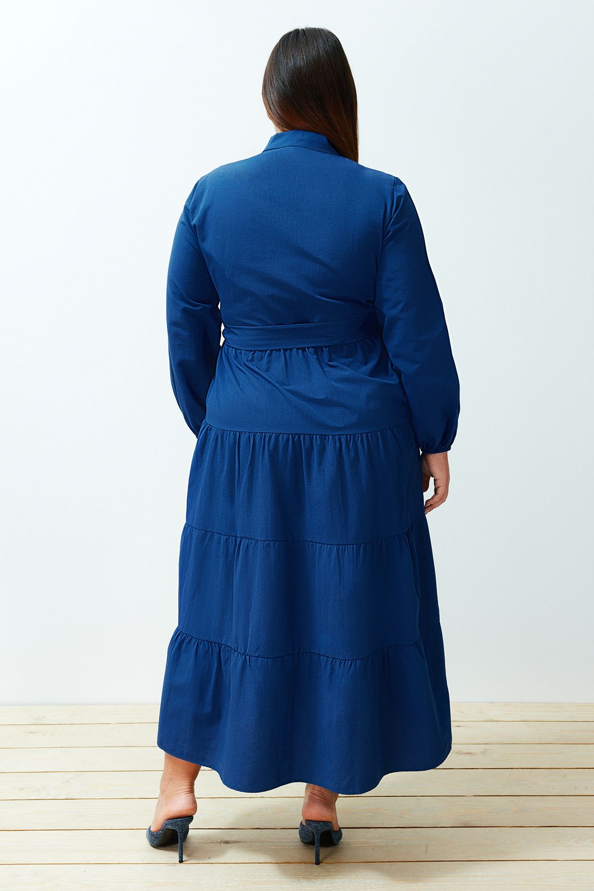 Trendyol Modest-Saks – Gewebtes Kleid mit Gürtel und Chefkragen und Knopfdetail TCTSS21EL3343 12
