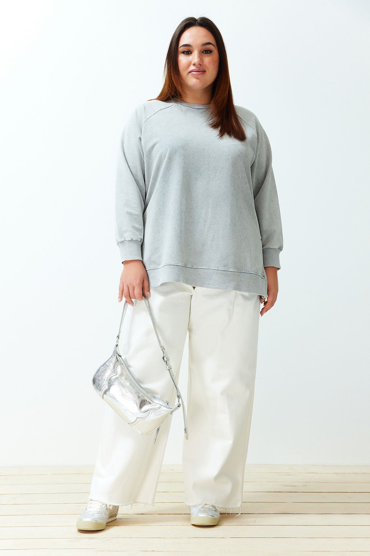 Trendyol Modest-Szara bluza z dzianiny oversize z rozcięciami po bokach i przetarciami TCTSS23TW00062 11