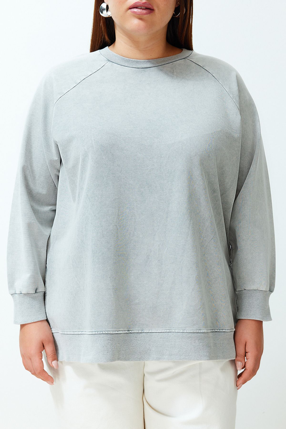Trendyol Modest-Szara bluza z dzianiny oversize z rozcięciami po bokach i przetarciami TCTSS23TW00062 6