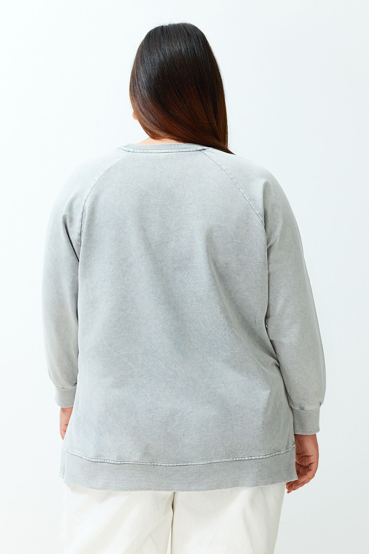 Trendyol Modest-Szara bluza z dzianiny oversize z rozcięciami po bokach i przetarciami TCTSS23TW00062 13