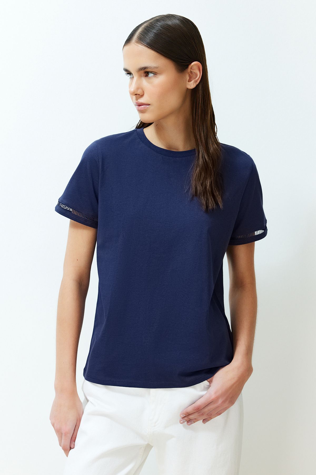 Trendyol Collection-Námořnická modrá 100% bavlna Vyšívané Detailní Základní pletené tričko s výstřihem TWOSS23TS00012 1