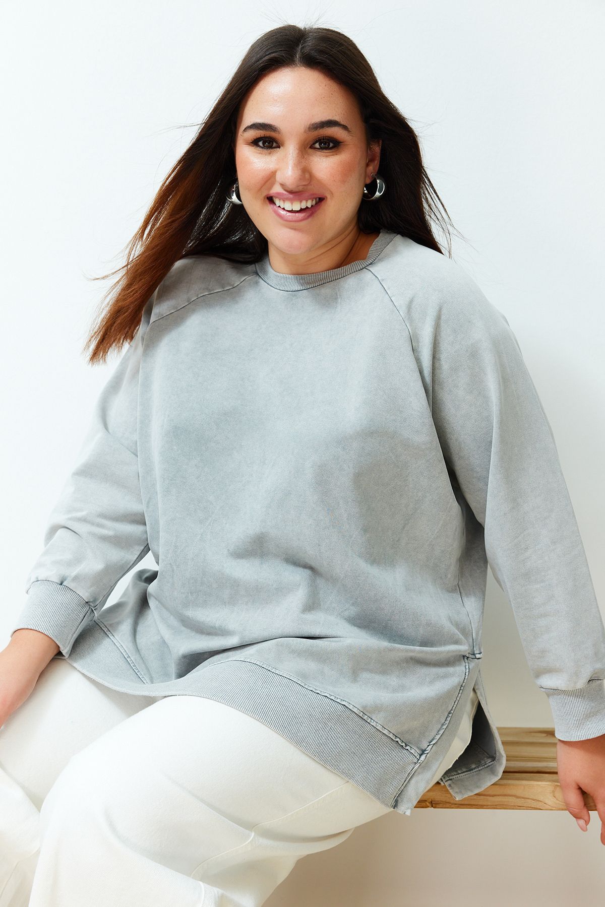 Trendyol Modest-Szara bluza z dzianiny oversize z rozcięciami po bokach i przetarciami TCTSS23TW00062 4