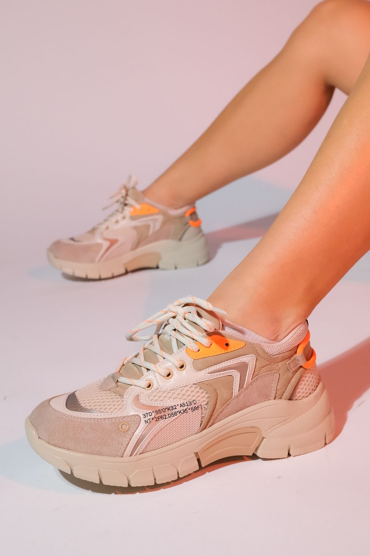 اسنیکر نارنجی زنانه Duja Beige Orange Multi Misle کفش ورزشی پایه ضخیم luvishoes