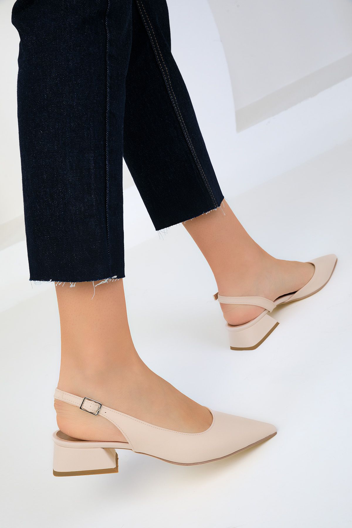 SOHO-Beigefarbene, matte Satin-Klassiker-Schuhe mit Absatz für Damen 18925 3