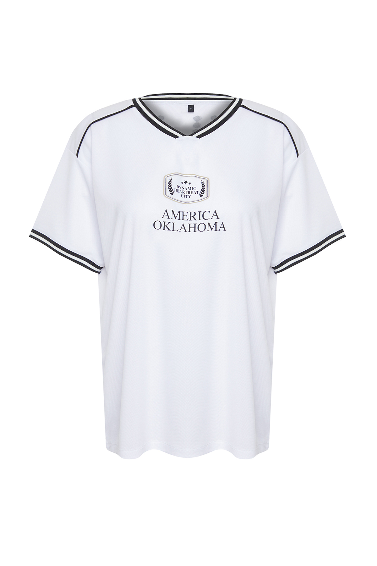 Trendyolmilla  Beyaz Slogan Baskılı Forma Oversize/Geniş Kesim V Yaka Örme T-Shirt TWOSS24TS00112 - Görsel 8