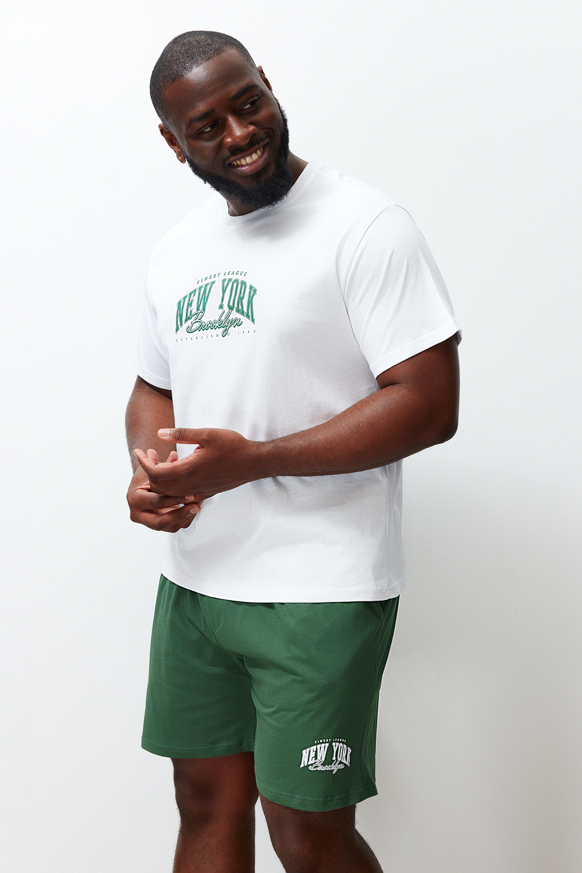 Trendyol Collection Zielony ecru Zestaw piżam o regularnym kroju z nadrukiem i szortami w dużych rozmiarach TMNSS24AI00005