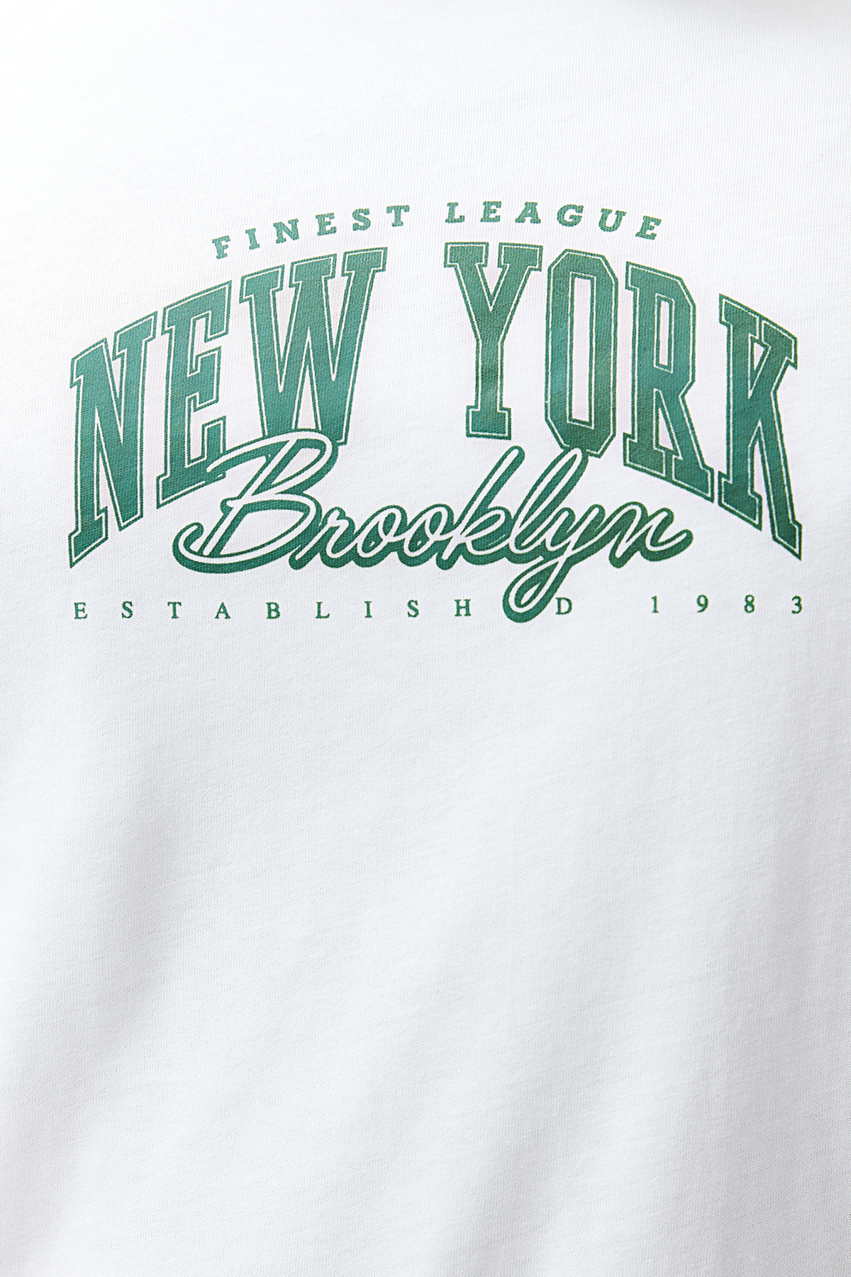 Trendyol Collection Zielony ecru Zestaw piżam o regularnym kroju z nadrukiem i szortami w dużych rozmiarach TMNSS24AI00005