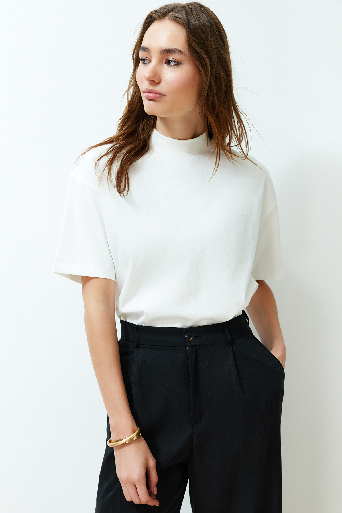 Trendyolmilla  Beyaz %100 Kalın Pamuklu Dik Yaka Truvakar Kol Örme T-Shirt TWOSS24TS00074 - Görsel 2