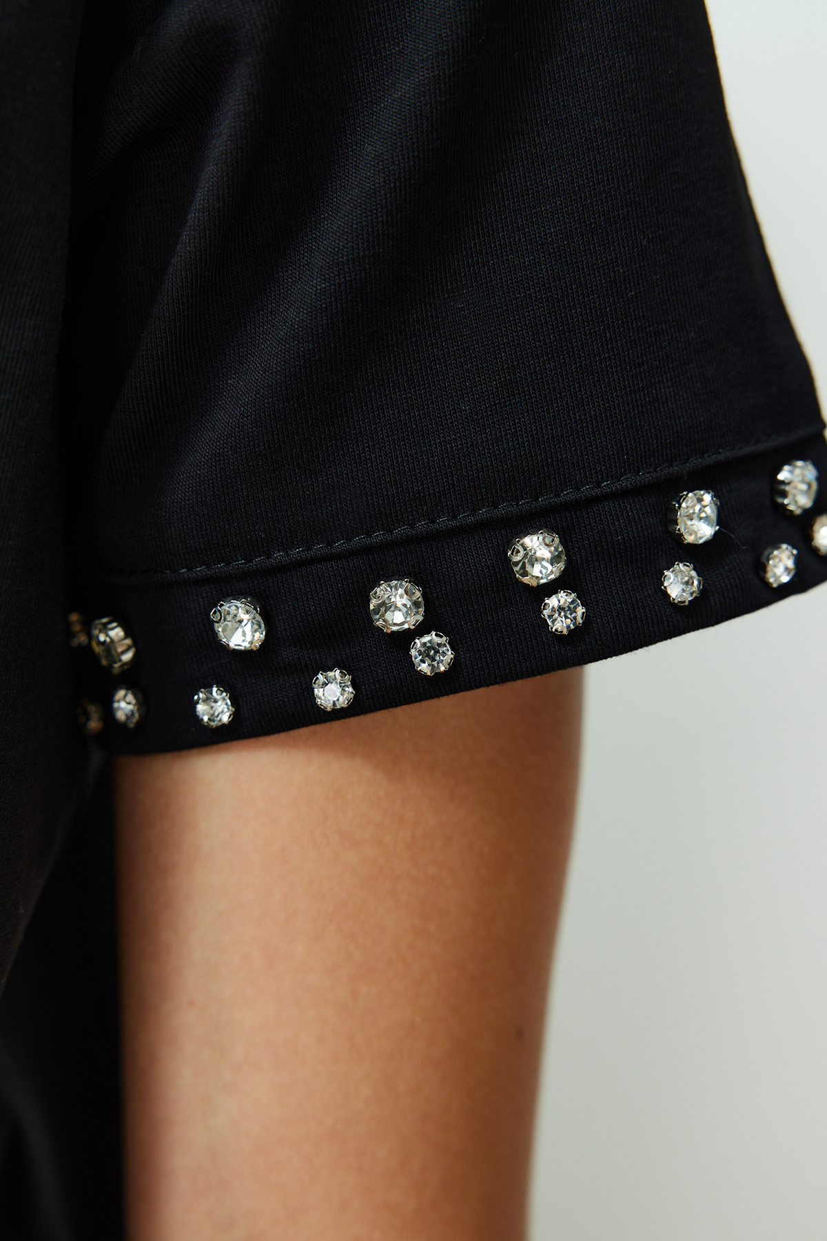 Trendyolmilla  Siyah Taş Aksesuar Detaylı Regular Kalıp Örme T-Shirt TWOSS24TS00070 - Görsel 5