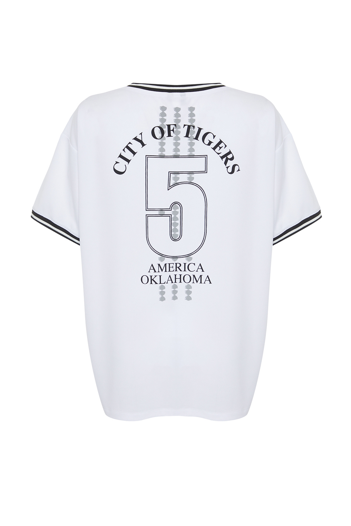 Trendyolmilla  Beyaz Slogan Baskılı Forma Oversize/Geniş Kesim V Yaka Örme T-Shirt TWOSS24TS00112 - Görsel 9