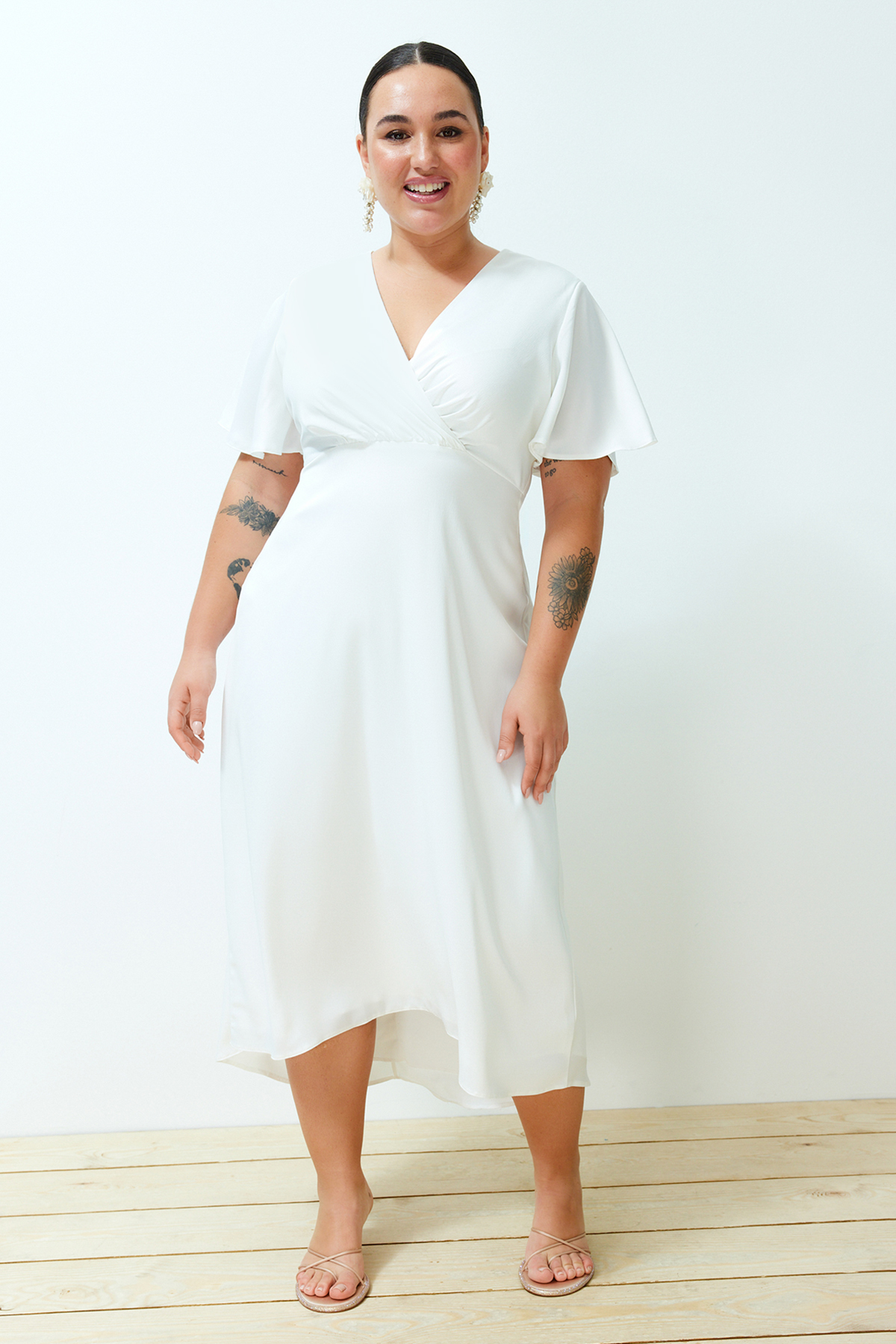 Trendyol Curve-Saténové dvouřadé bílé elegantní večerní svatební šaty - TBBSS24AH00106 2
