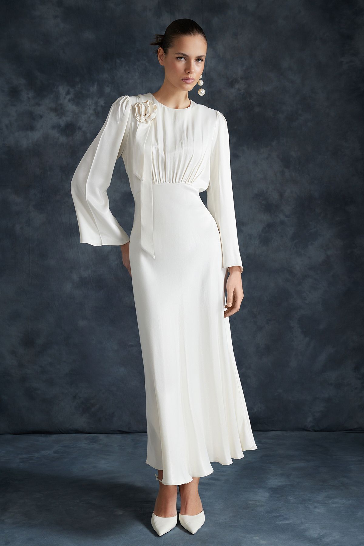 Trendyol Modest-فستان سهرة منسوج من الساتان - تفاصيل وردة كريمية، لحفلات الزفاف والمناسبات الخاصة TCTSS24DB00043 1