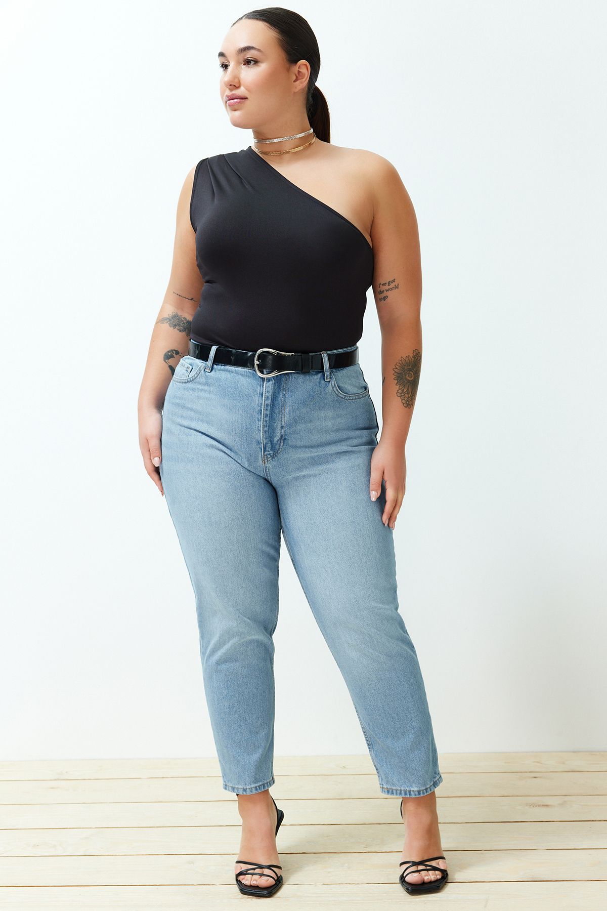 Trendyol Curve Jasnoniebieskie Dżinsy Mom Fit Z Wysokim Stanem Kobieta - 48