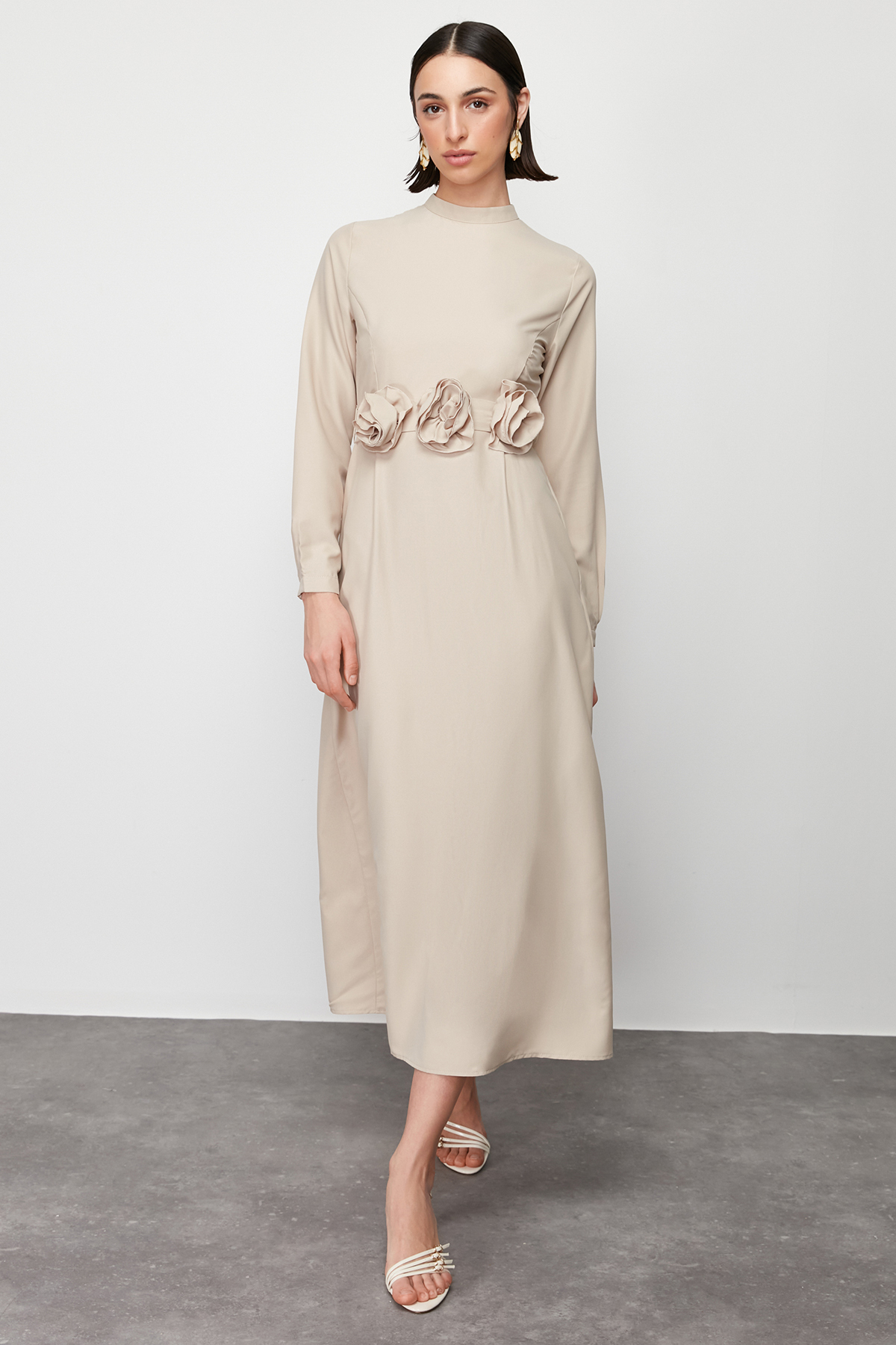 Trendyol Modest Sukienka taupe z paskiem w kolorze różu, szczegółowa satynowa tkanina TCTSS24EB00177
