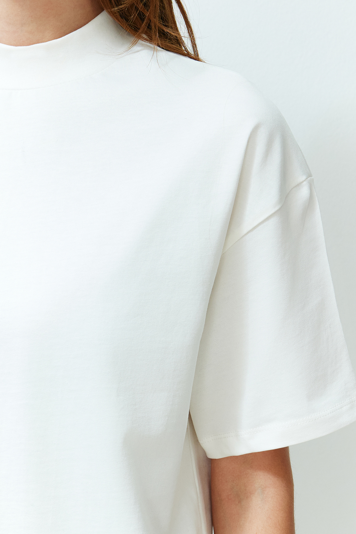 Trendyolmilla  Beyaz %100 Kalın Pamuklu Dik Yaka Truvakar Kol Örme T-Shirt TWOSS24TS00074 - Görsel 5