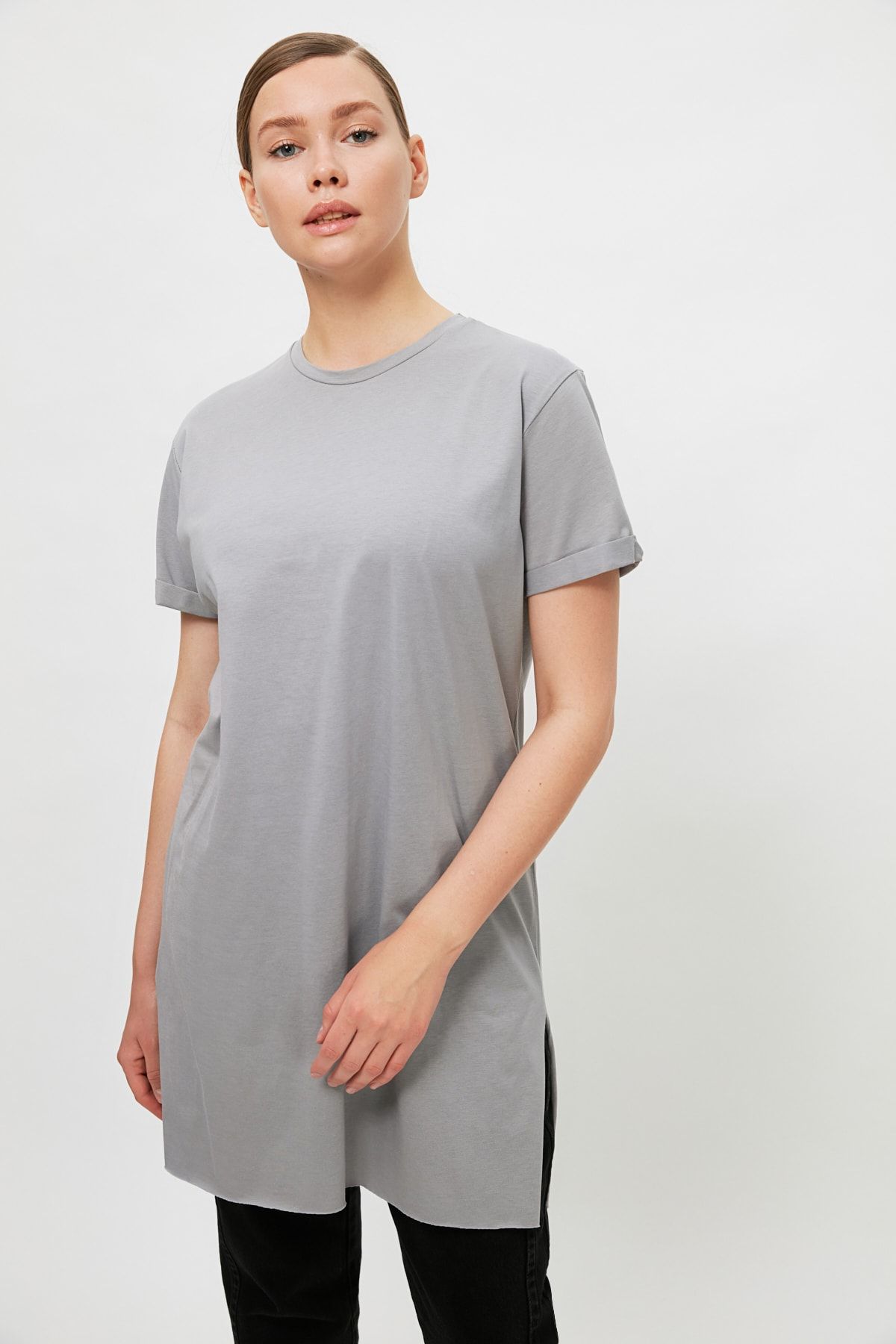 Trendyol Modest-Podstawowa szara koszulka z pojedynczego dżerseju - 100% bawełny, krótki rękaw i rozcięcie TCTSS21TN0056 14