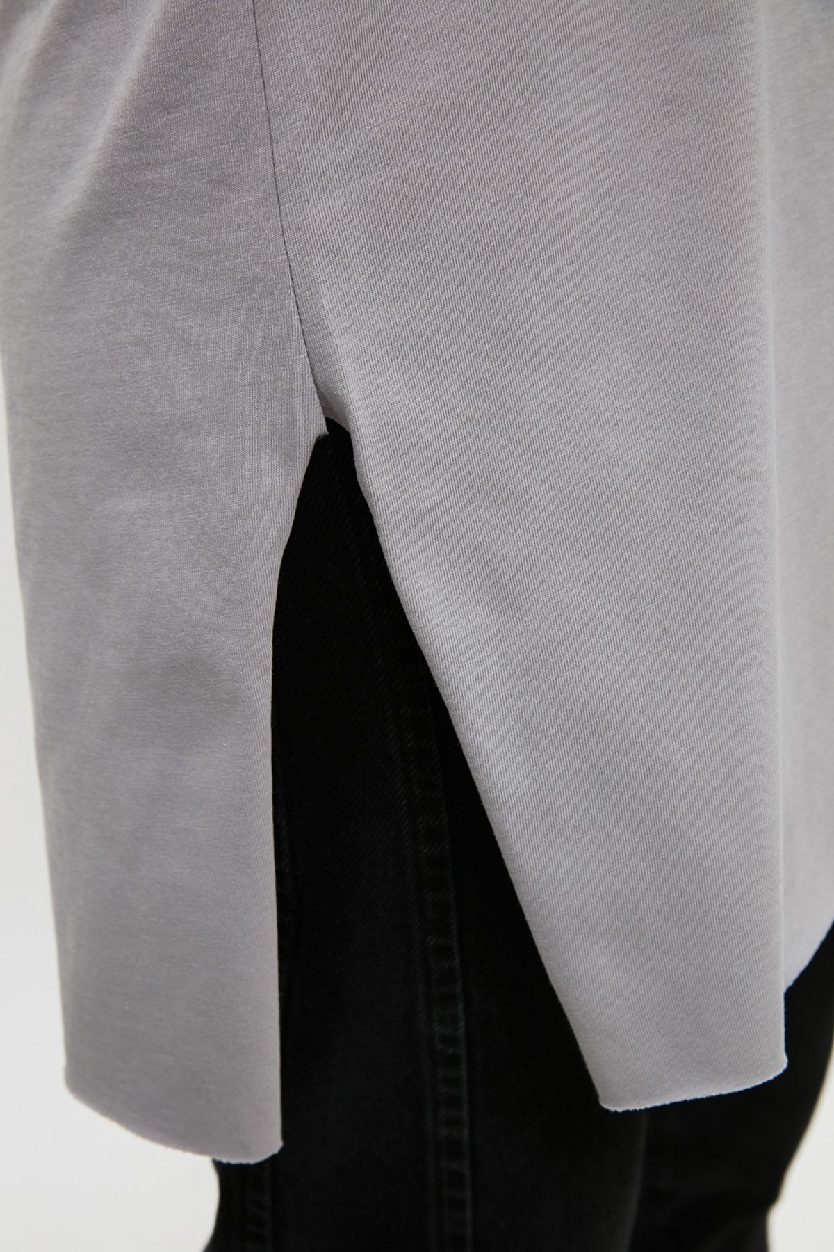 Trendyol Modest-Podstawowa szara koszulka z pojedynczego dżerseju - 100% bawełny, krótki rękaw i rozcięcie TCTSS21TN0056 16