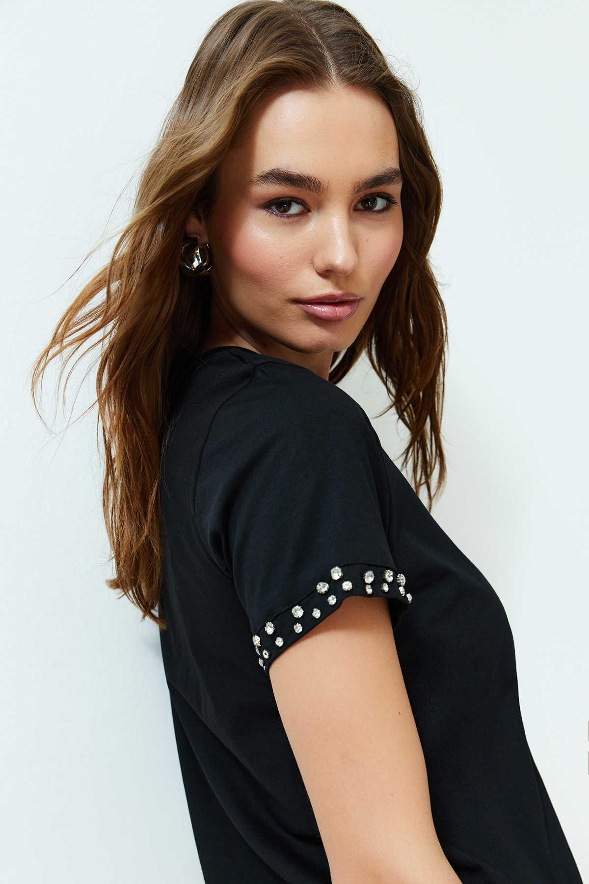 Trendyolmilla  Siyah Taş Aksesuar Detaylı Regular Kalıp Örme T-Shirt TWOSS24TS00070 - Görsel 3