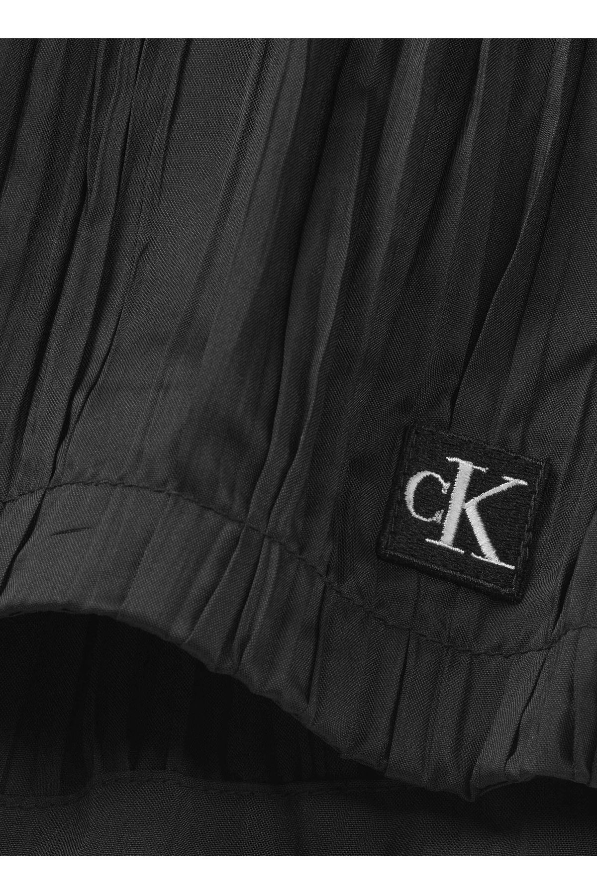 Calvin Klein Calvin Klein تیشرت زنانه سیاه جشنواره‌ای با طرح پلیسه