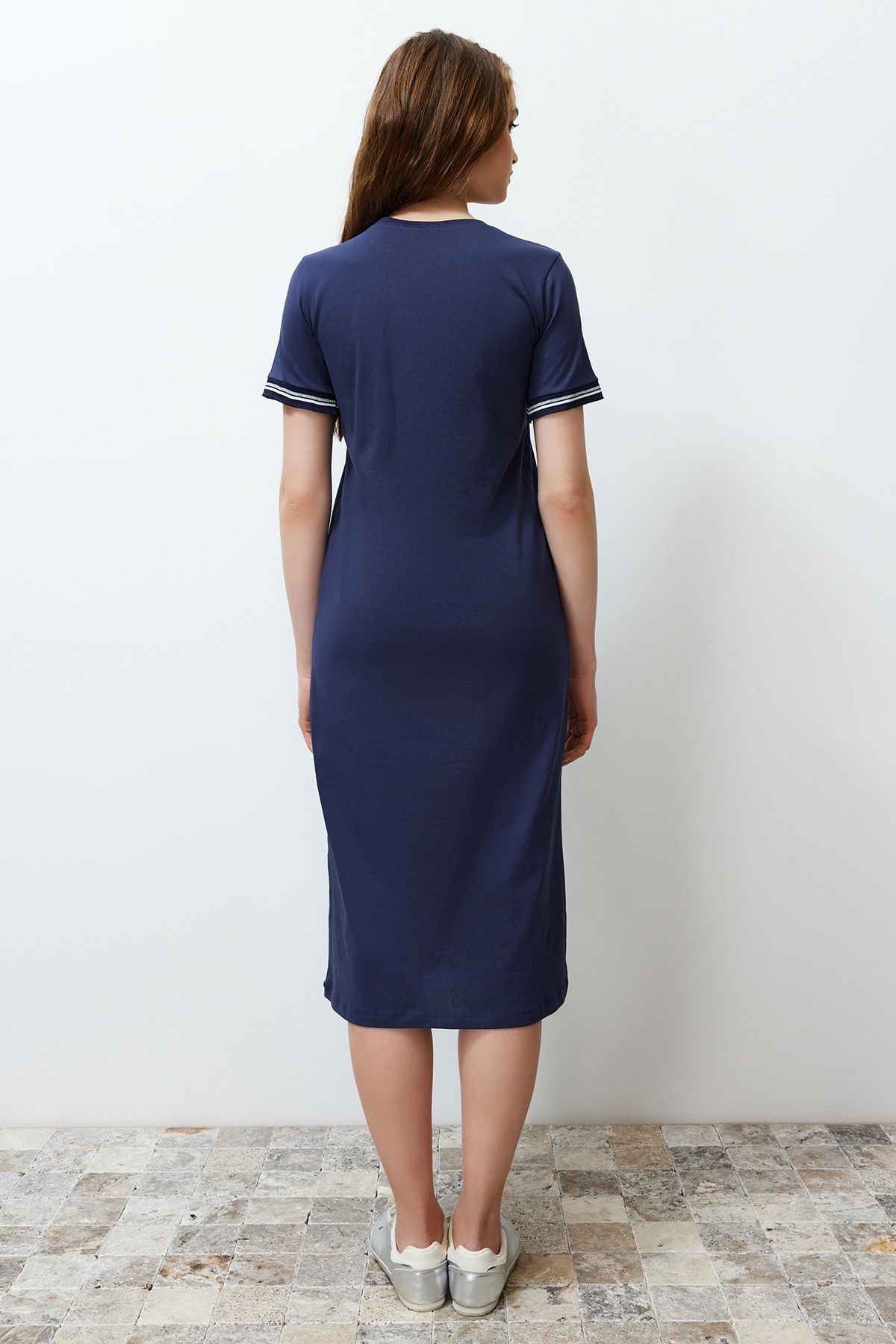 Trendyol Collection-Marineblaues Strick-Maxikleid mit Banddetail, Rundhalsausschnitt und kurzen Ärmeln, dehnbar, in Midi-Länge TWOSS24EL00121 6