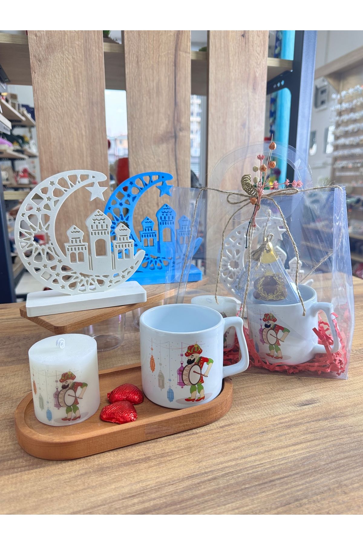 Tasarım Hediye Kutusunda Ramazan Kupası ve Paketli Hurma