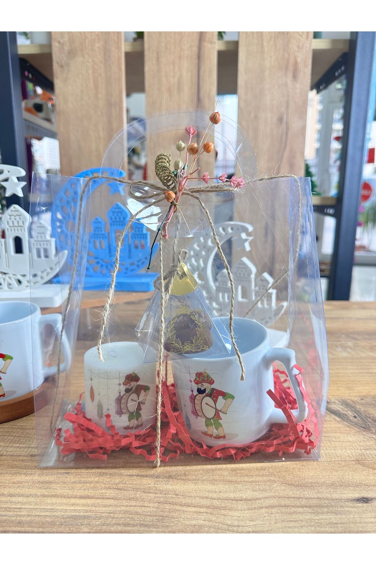 Tasarım Hediye Kutusunda Ramazan Kupası ve Paketli Hurma