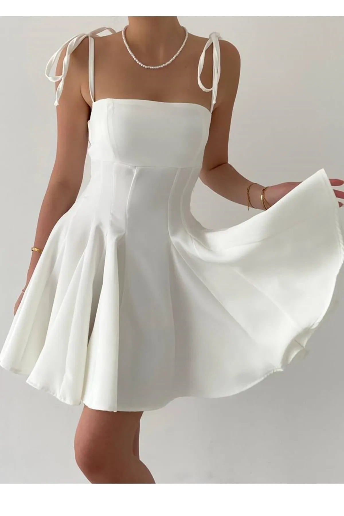 Kadın Prenses Kesim Atlas Kumaş Ince Askılı Önü Pens Detaylı Beyaz Elbise 164