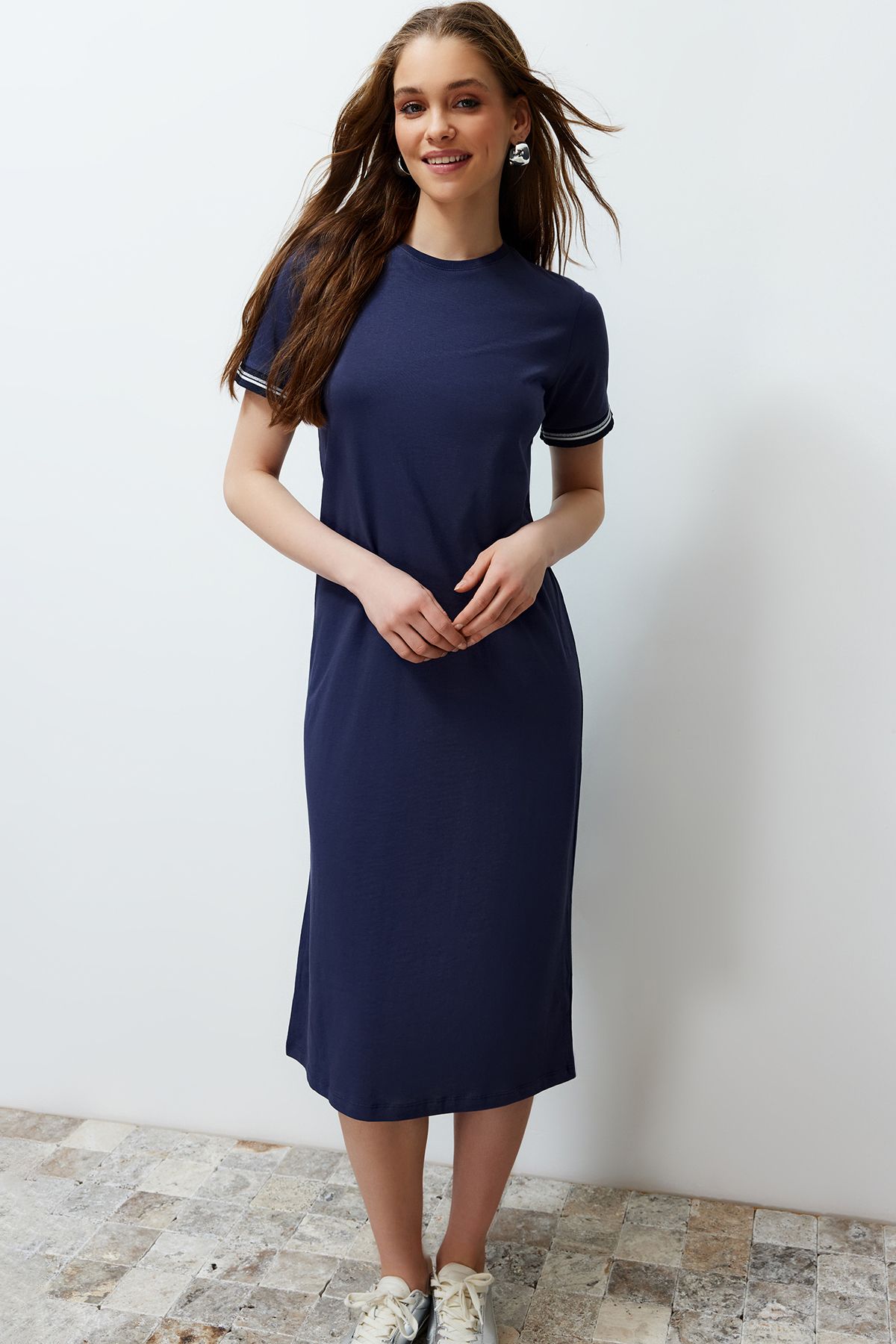 Trendyol Collection-Marineblaues Strick-Maxikleid mit Banddetail, Rundhalsausschnitt und kurzen Ärmeln, dehnbar, in Midi-Länge TWOSS24EL00121 3
