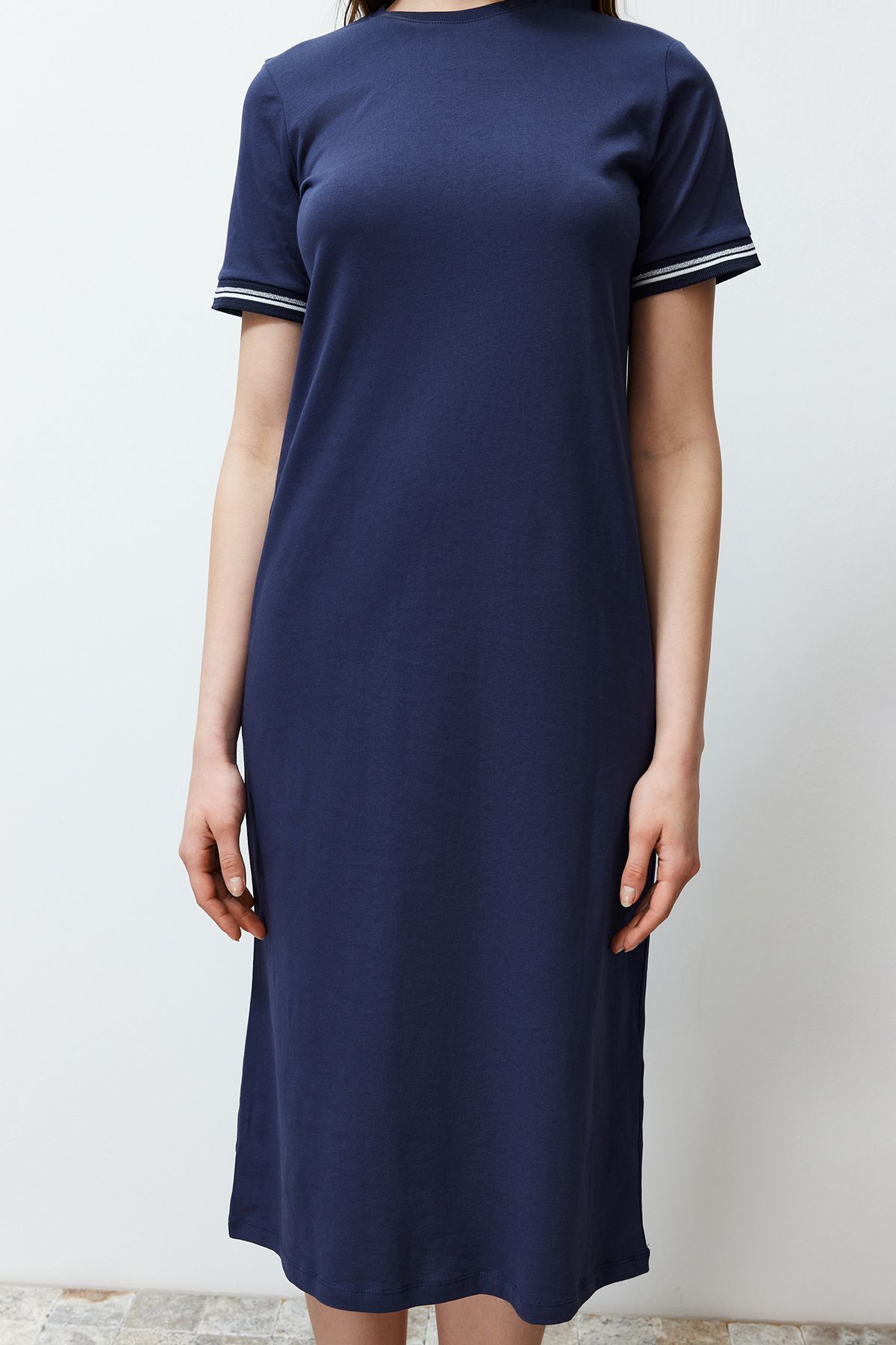 Trendyol Collection-Marineblaues Strick-Maxikleid mit Banddetail, Rundhalsausschnitt und kurzen Ärmeln, dehnbar, in Midi-Länge TWOSS24EL00121 4