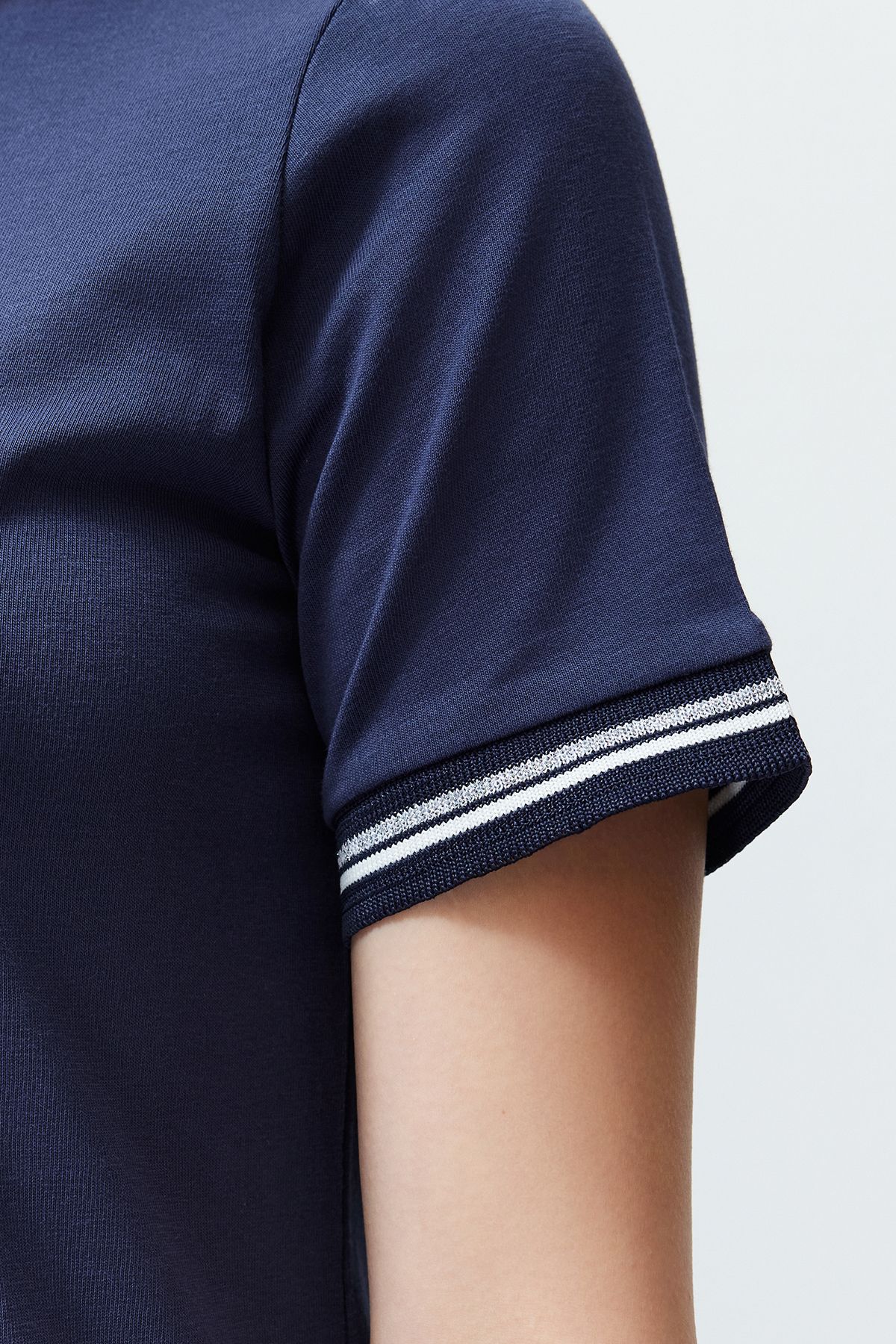 Trendyol Collection-Marineblaues Strick-Maxikleid mit Banddetail, Rundhalsausschnitt und kurzen Ärmeln, dehnbar, in Midi-Länge TWOSS24EL00121 5