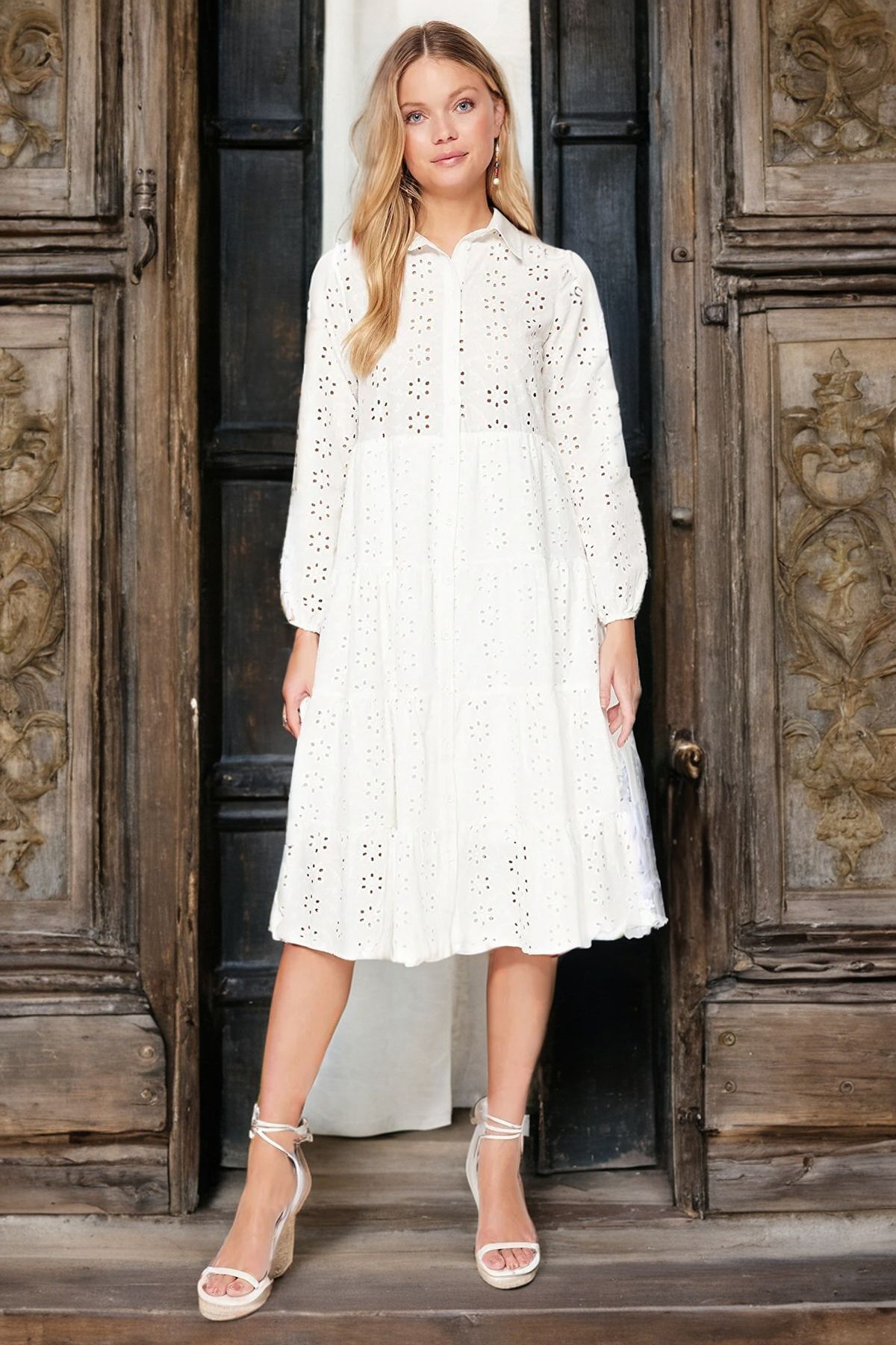 Trendyol Collection Biała haftowana sukienka koszulowa midi tkana TWOSS23EL01024