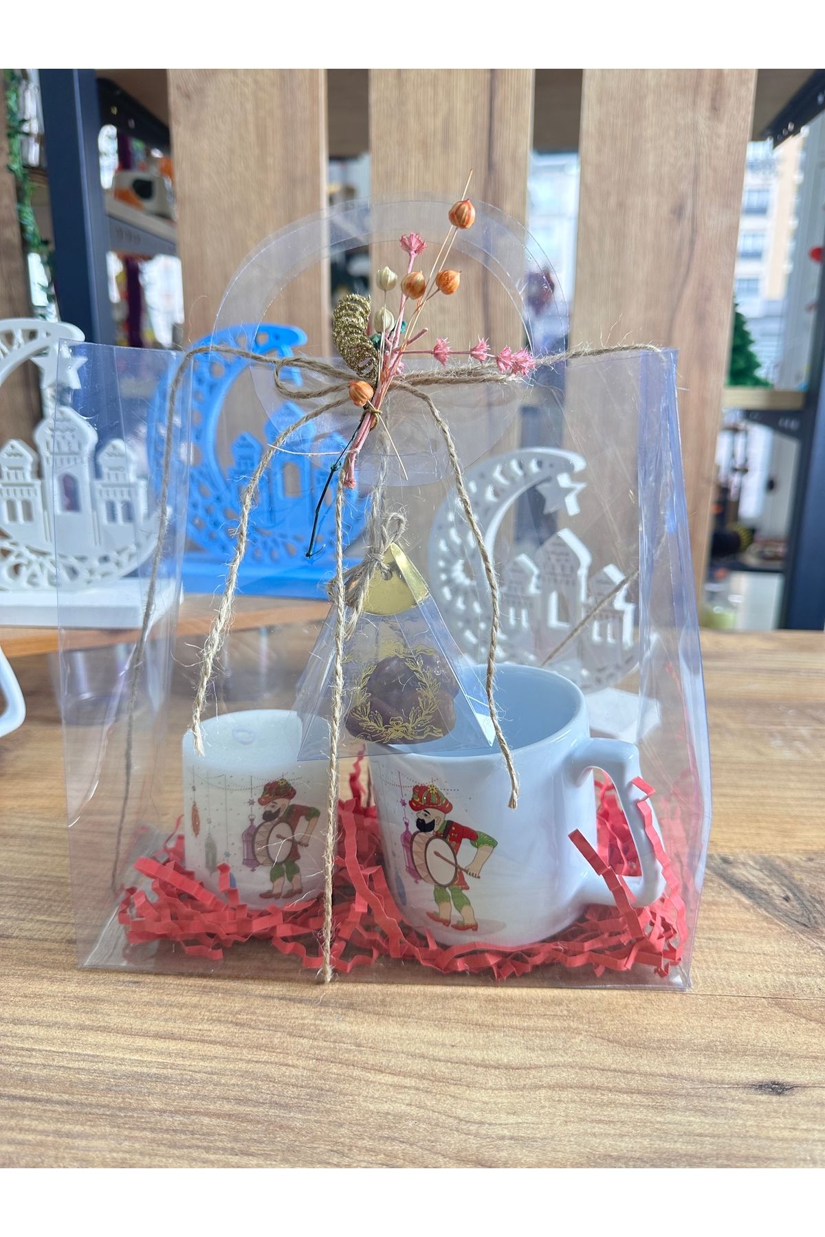 Tasarım Hediye Kutusunda Ramazan Kupası ve Paketli Hurma