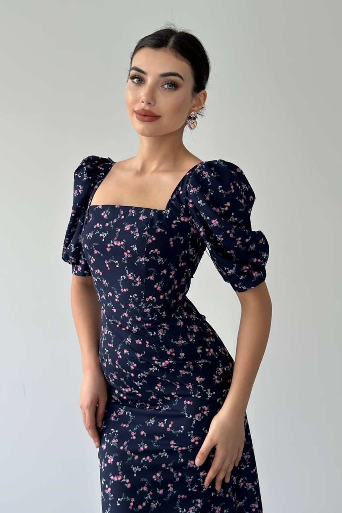 lovebox-Damen-Midi-Abendkleid 226 aus Kreppstoff mit quadratischem Kragen und Prinzessinnen-Ärmeln, Blumenmuster 6