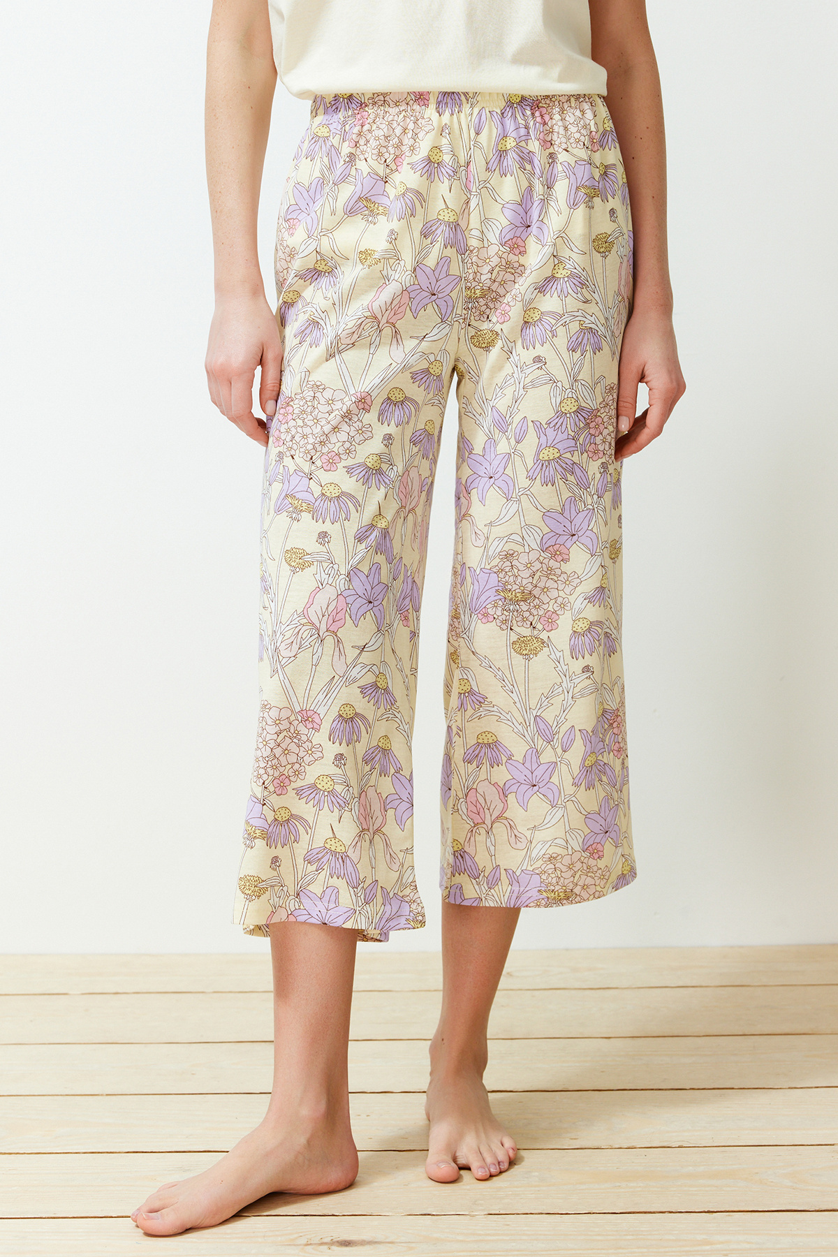 Trendyolmilla  Sarı Çiçekli Kapri Örme Pijama Takımı THMSS24PT00210 - Görsel 5