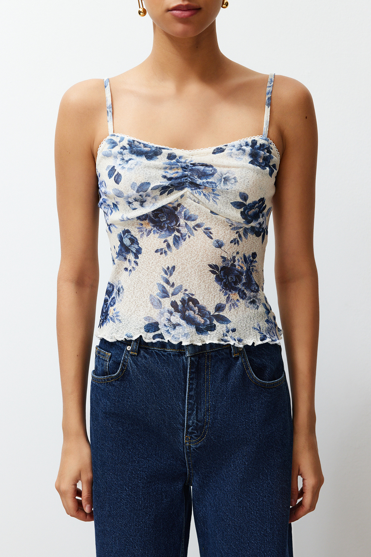 Trendyolmilla  Mavi Çiçek Baskılı Ayarlanabilir Askılı Dokulu Askılı Esnek Örme Bluz TWOSS24BZ00425 - Görsel 4