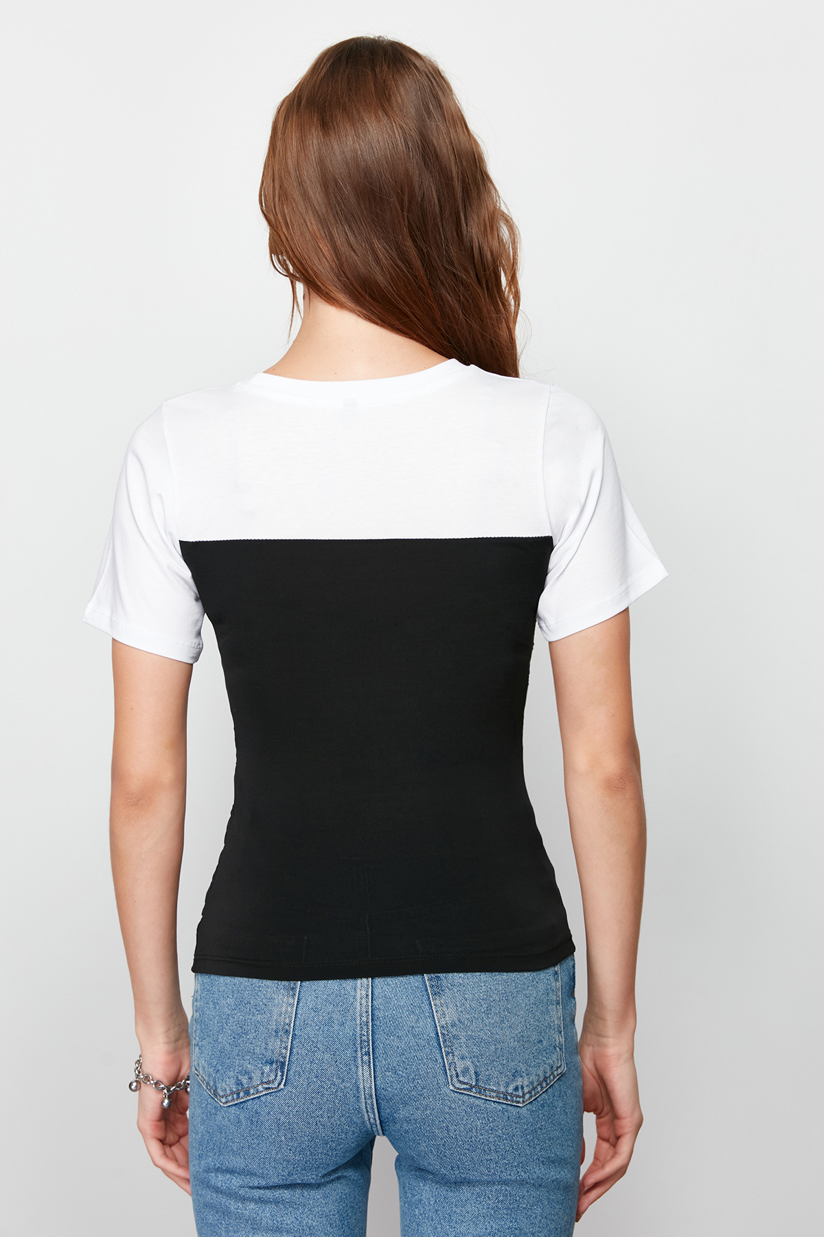 Trendyolmilla  Renk Bloklu Fitted/Vücuda Oturan Büzgü Detaylı Kısa Kollu Esnek Örme Bluz TWOSS24BZ00421 - Görsel 6