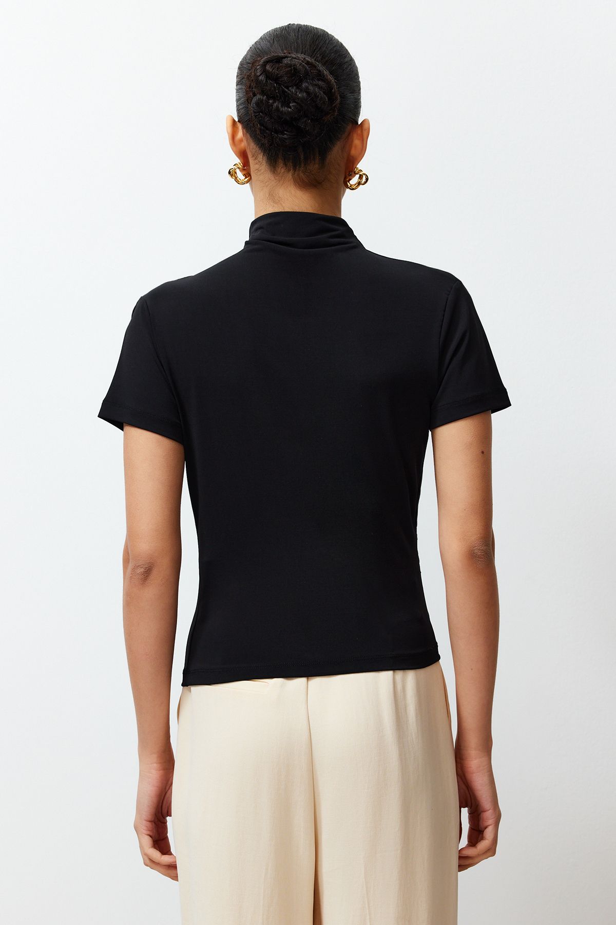 Trendyol Collection-Dehnbare gestrickte schwarze Bluse – kurze Ärmel, Stehkragen, drapierte Details – figurbetont TWOSS24BZ00426 6